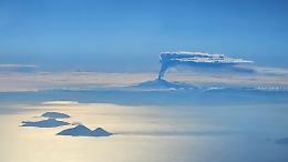 Etna in eruzione dal cratere Nord Est, fontane di lava alte fino a 200 metri: le spettacolari foto scattate dai piloti di linea in volo sul Vulcano
