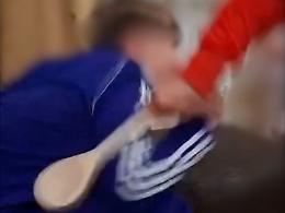 Catania, le botte al bimbo finiscono sui social ma il patrigno-padrone torna in libert&agrave;: &laquo;Undicenne problematico e ingestibile&raquo;