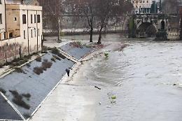 Maltempo in Italia: Aniene in piena a Roma, bora a Trieste e la Befana annullata a Firenze