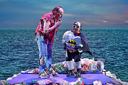 Sull'isola di plastica: il viaggio del pap&agrave; tra risate e riflessione