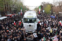 Iran, raid e intimidazioni contro le famiglie dei manifestanti uccisi con il Paese che resta in blackout internet 