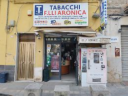 Assalto armato alla tabaccheria, ma i ladri perdono il bottino durante la fuga