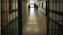 Carcere di Augusta, il "solito" detenuto aggredisce ancora: agente in ospedale