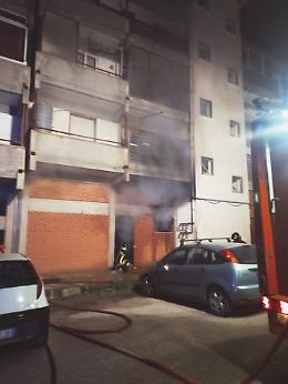 Notte di fuoco a Grammichele: incendio in un alloggio popolare provoca due feriti