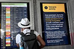 Aeroporto di Catania chiuso fino alle 18: voli dirottati e cancellati per l'eruzione dell'Etna. Bloccata anche Sigonella