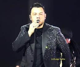 Le foto del concerto di Tiziano Ferro a Messina: fan in delirio per il cantautore