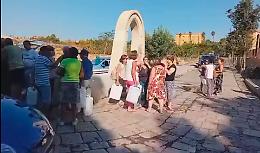 Agrigento, "il popolo delle piscine" in sit-in nel luogo simbolo della sete della citt&agrave;: &laquo;Demoliteci ma dateci l'acqua&raquo;