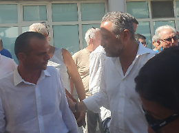 De Luca a Gela prende le distanze dal campo largo: &laquo;Autoreferenziali, se continuano cos&igrave; diventa un camposanto&raquo;