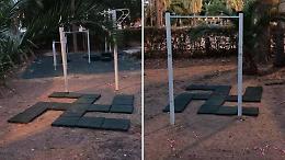 Una svastica "montata" nel parco comunale, vicina al monumento alla Resistenza. Il sindaco: &laquo;Non &egrave; una bravata&raquo;