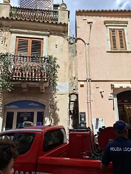 Cortocircuito dalla facciata di un palazzo del "vicolo stretto" di Taormina: le scintille feriscono un bambino in strada