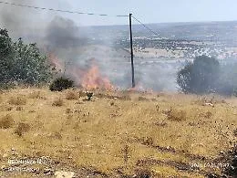 Ragusa, incendio a Monsovile. In azione anche la Protezione civile