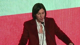 Elly Schlein all'assemblea del Pd : «Meloni fa festa, ma il frigo degli italiani è vuoto»