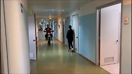 Sulla moto tra i corridoi del reparto di Pediatria: il regalo ai piccoli pazienti del San Giovanni di Dio