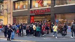 Il firma copie di Caparezza, centinaia di fan in fila alla Feltrinelli di Catania