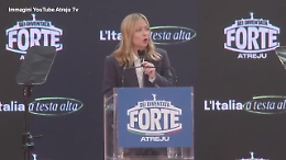 Meloni ad Atreju ringrazia le opposizioni e anche Elly Schlein ma stigmatizza il &ldquo;nanimorettismo&rdquo; della leader del Pd 