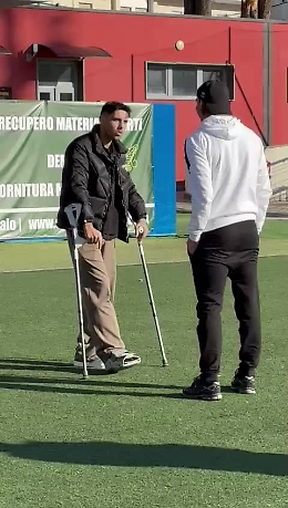 Catania, si rivede Cicerelli: a Potenza nel prepartita in campo con le stampelle per stare vicino ai compagni