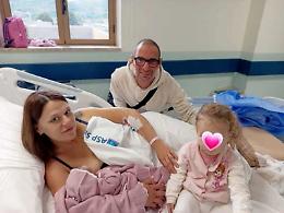 I medici a donna incinta: «Vada a casa a fare la doccia».  E lei partorisce in bagno e fa scattare la denuncia