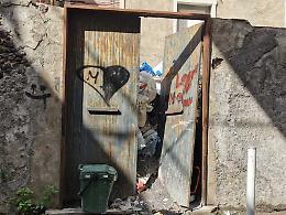 Via Truglio, megadiscarica in un vecchio casolare i residenti sono esasperati