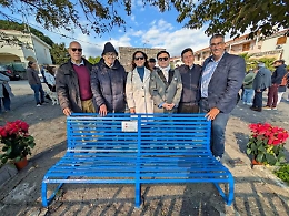 Acireale, la &ldquo;panchina blu&rdquo; &egrave; un simbolo di famiglia anche dopo la separazione 