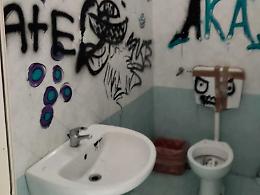 Raid alla villa comunale di San Giovanni La Punta: bagni distrutti e scritte d'odio