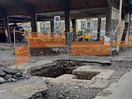 Catania, trovata una scala che scende sotto piazza Lupo: l&rsquo;ipotesi del rifugio antiaereo