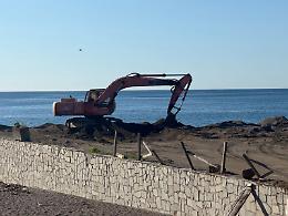 Operai e ruspe in azione per salvare la stagione sul litorale di Sant&rsquo;Anna