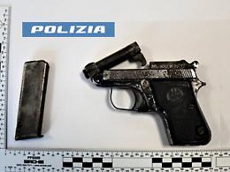 Spaccio di droga e ricettazione di armi: due arresti della polizia