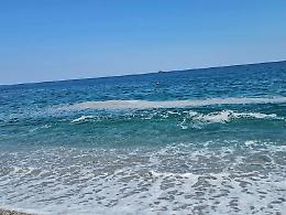 Mare sporco e rubinetti a secco: un weekend da incubo a Fondachello