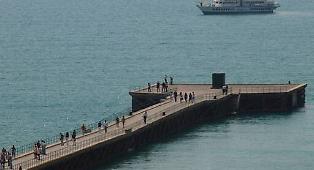 Il pontile sulla spiaggia dello Sbarco degli Alleati andr&agrave; gi&ugrave; ma la memoria rester&agrave;