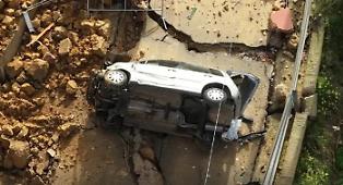 Niscemi, contributi a fondo perduto per comprare una nuova casa: la Regione cerca soluzioni per gli sfollati. L'auto "simbolo" &egrave; precipitata. Tutte le emergenze