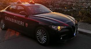 Stalking per gelosia: arrestato un 48enne accusato di aver picchiato un 59enne