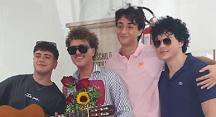 Prima gli esami e poi l'esibizione, cos&igrave; uno studente dell'Eschilo conta la restanza: "Fora par&igrave;a" &egrave; il suo inno alla Sicilia