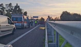 Scende dall'auto in panne e viene investito: 50enne muore nei pressi del casello di San Gregorio sulla A18
