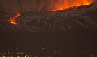 Anche l'Etna fa i botti di Capodanno; un bagliore, una nuova frattura a bassa quota e poi un'ampia colata lavica