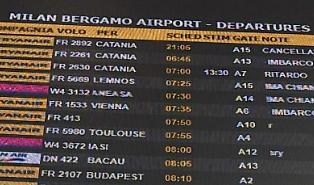Volo Ryanair Bergamo&ndash;Catania cancellato: caos a Orio al Serio, passeggeri bloccati fino a 18 ore e proteste per scarsa assistenza
