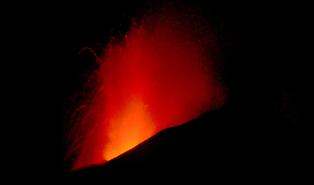Etna senza sosta, esplosioni e colate a bassa quota: aeroporto di Catania di nuovo a rischio