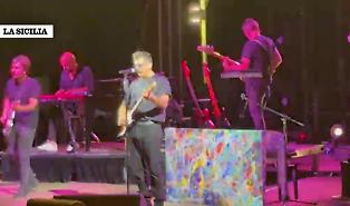Francesco Gabbani interrompe il concerto a Letojanni per un  malore: il video