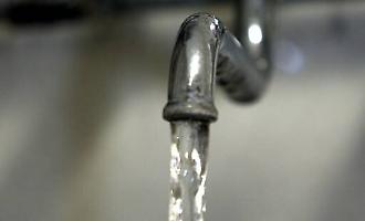 Caldo torrido, acqua che puzza e scoppia l'emergenza