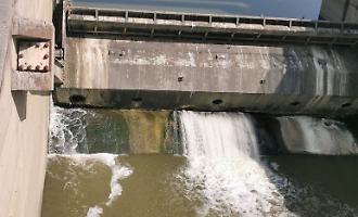 Il paradosso dell'acqua: dighe piene, campi a secco e terreni incolti costretti a pagare il contributo irriguo