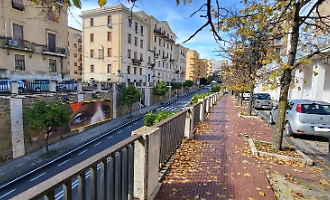 Marmo cadente e corrosione delle inferriate: il cavalcavia "dimenticato" di via Rosso di S. Secondo