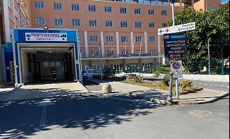 Caldo torrido all'ospedale Vittorio Emanuele di Gela: pronto soccorso in tilt, anziani e medici allo stremo