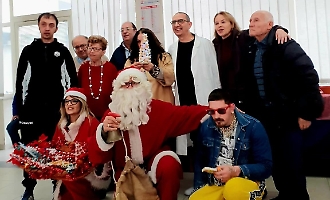 Arriva Babbo Natale in corsia e porta panettoni, sorrisi e tanto affetto ai degenti dell'ospedale di San Cataldo