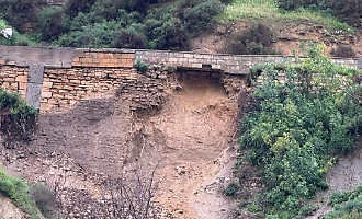 Un altro territorio scricchiola in provincia di Caltanissetta: piccola frana sotto la chiesa di San Rocco a Butera, Sp8 chiusa