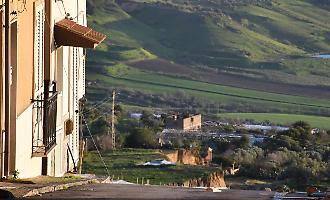 Frana a Niscemi, scattano i sigilli anche lungo la SP 11: sgomberate tre famiglie e due attivit&agrave; commerciali