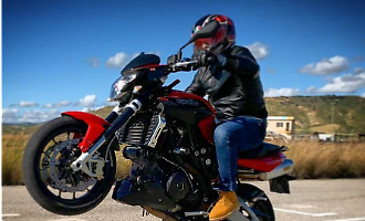 Tragico sorpasso: 29enne in moto perde il controllo sul lungomare di Gela e muore