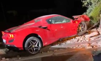 La sbandata a bordo della Ferrari, lo schianto sulla recinzione: giovane in prognosi riservata
