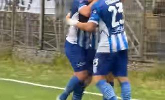 I giocatori del Gela festeggiano dopo il gol