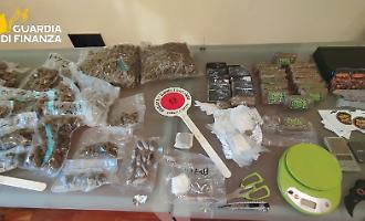 Caltanissetta, maxi blitz Guardia di Finanza: smantellato laboratorio droga da Napoli con 2 milioni di euro illeciti e 500 clienti identificati in tutta Italia