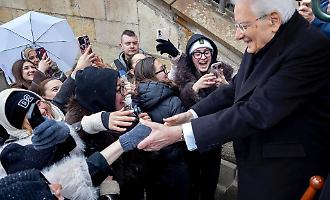 Mattarella sul Ponte Carlo, tra neve leggera e Inno di Mameli: a Praga il momento pi&ugrave; inatteso della visita ceca