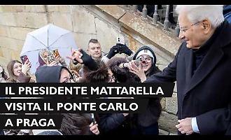 Inno a squarciagola, selfie e applausi: Mattarella osannato a Praga da un gruppo di ragazzi di Caltanissetta